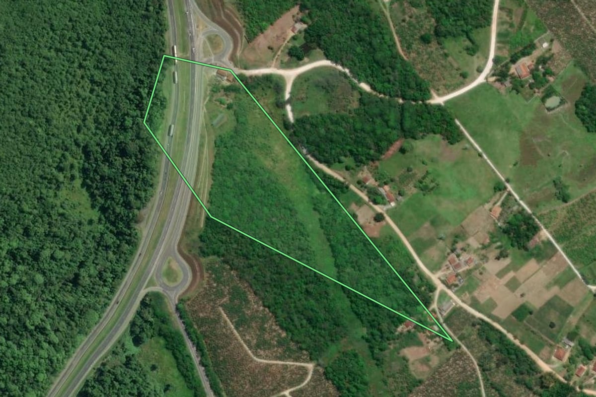 Imagem de satélite do imóvel rural em Pariquera-Açu (SP), com o contorno declarado no CAR desenhado por cima.