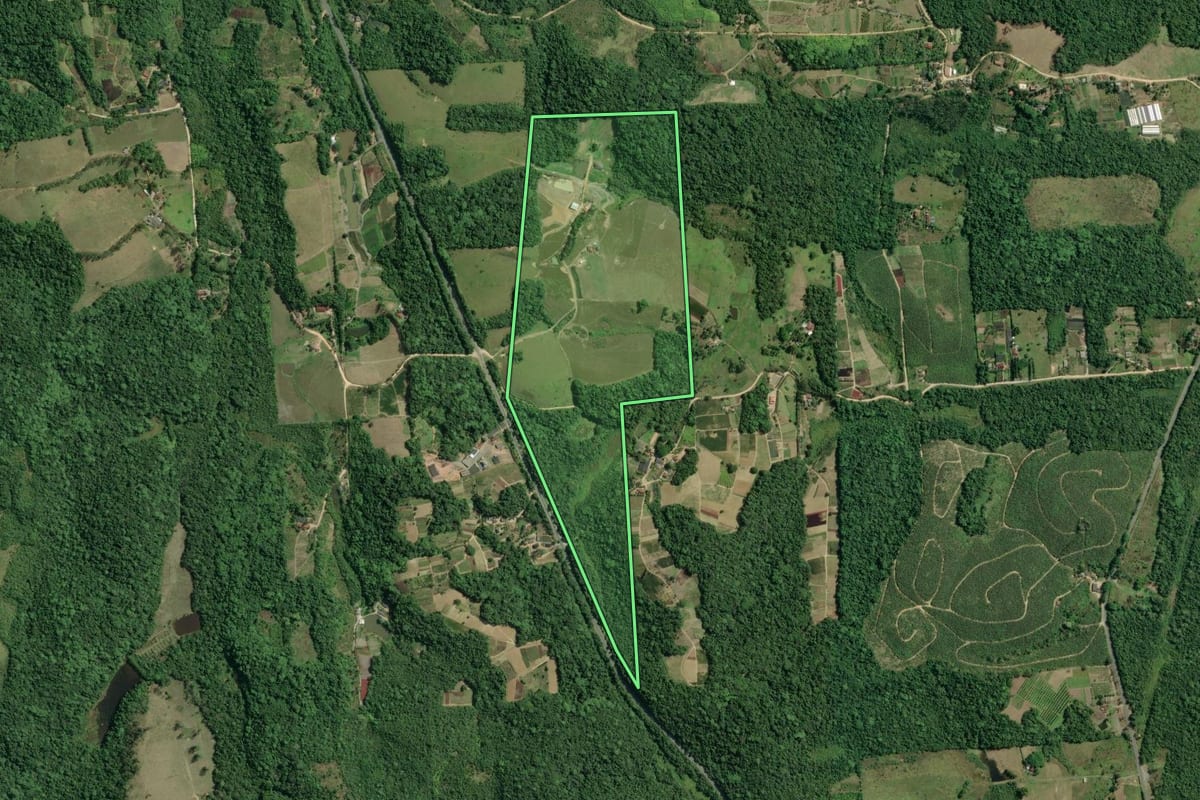 Imagem de satélite do imóvel rural em Pariquera-Açu (SP), com o contorno declarado no CAR desenhado por cima.