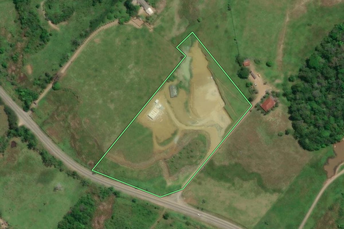 Imagem de satélite do imóvel rural em Pariquera-Açu (SP), com o contorno declarado no CAR desenhado por cima.