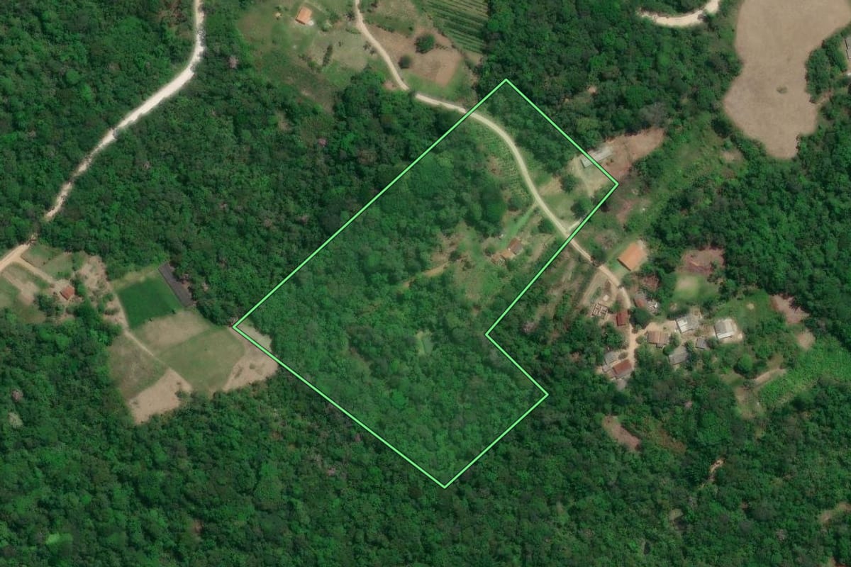 Imagem de satélite do imóvel rural em Pariquera-Açu (SP), com o contorno declarado no CAR desenhado por cima.
