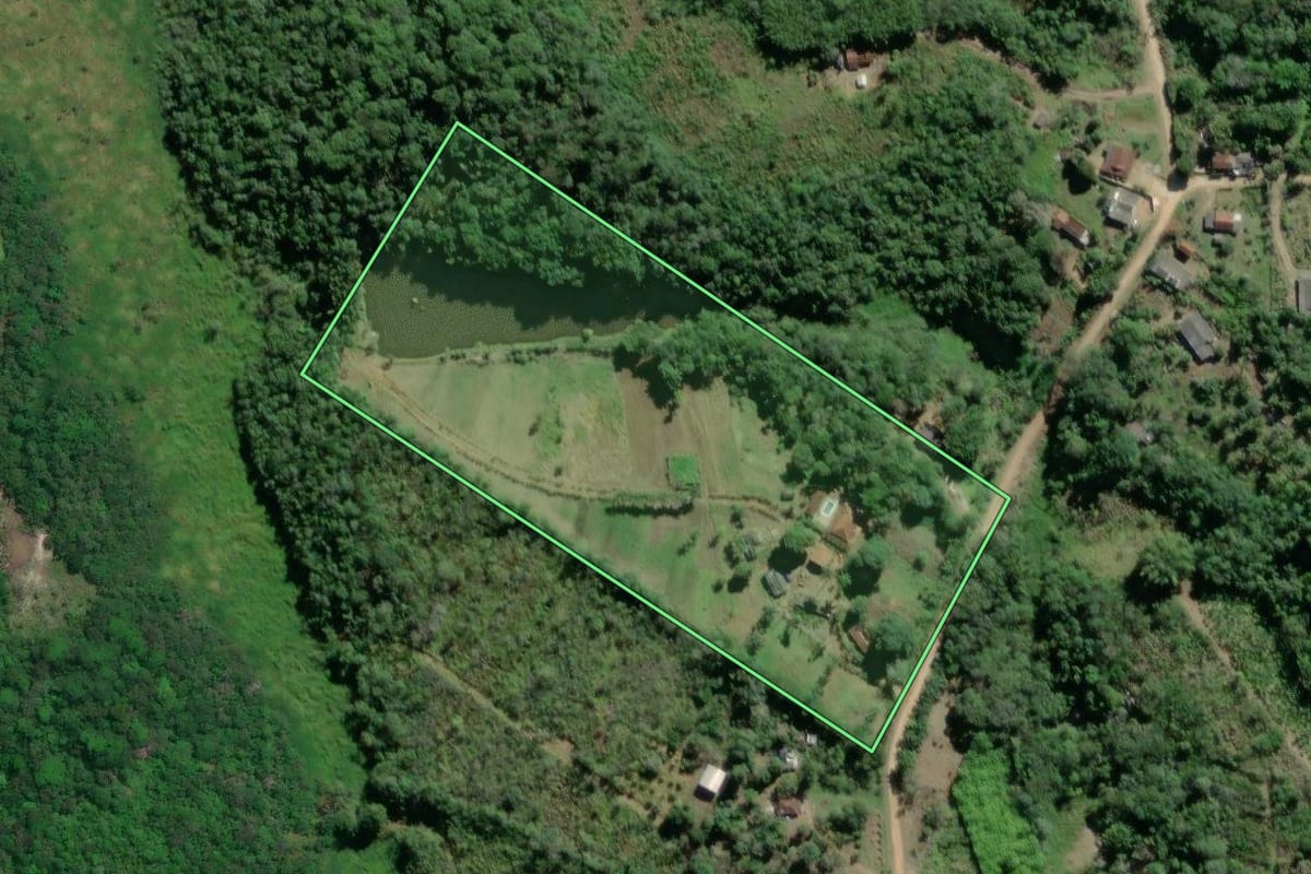 Imagem de satélite do imóvel rural em Pariquera-Açu (SP), com o contorno declarado no CAR desenhado por cima.