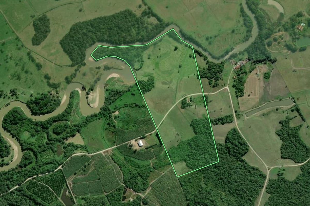 Imagem de satélite do imóvel rural em Pariquera-Açu (SP), com o contorno declarado no CAR desenhado por cima.