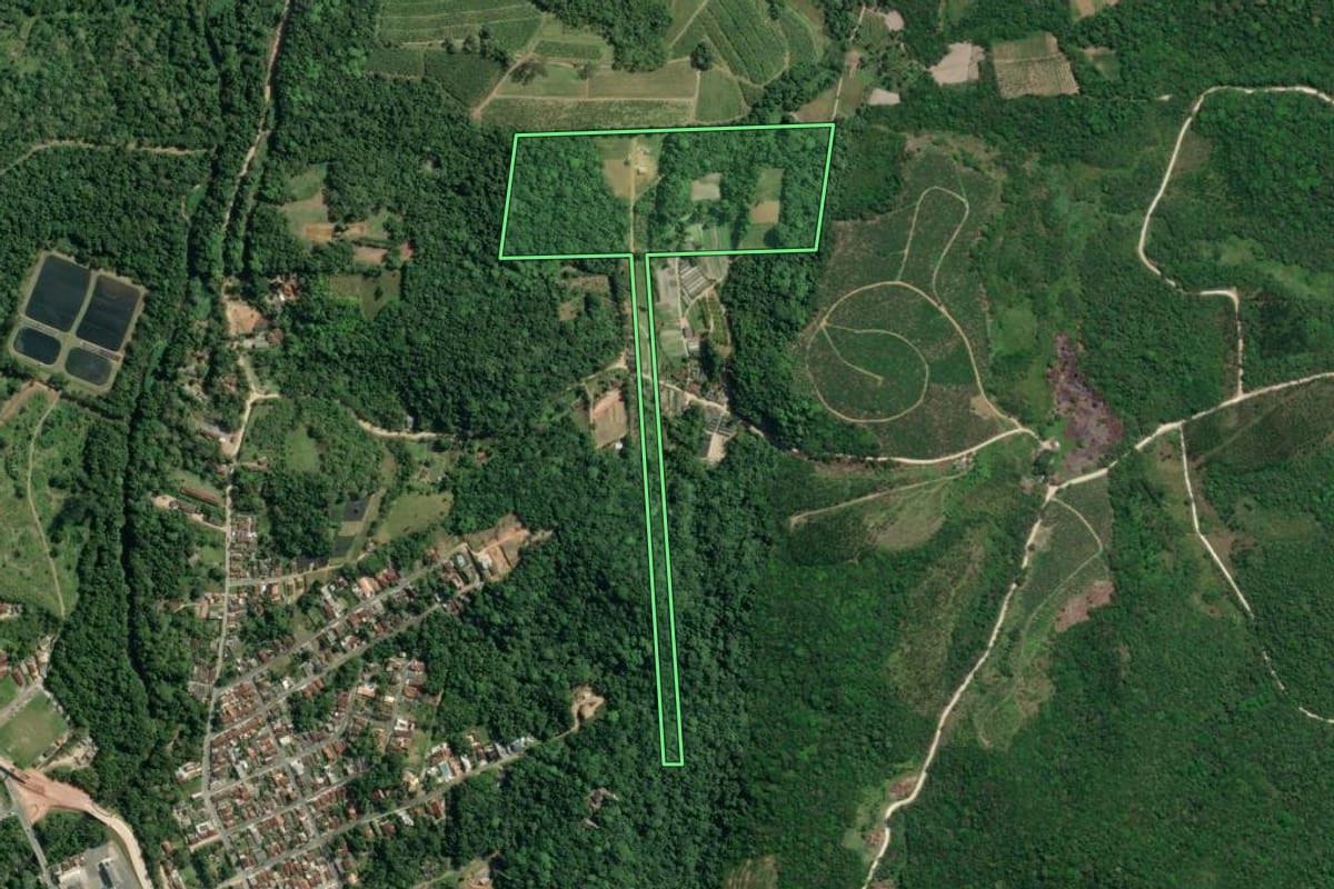 Imagem de satélite do imóvel rural em Pariquera-Açu (SP), com o contorno declarado no CAR desenhado por cima.