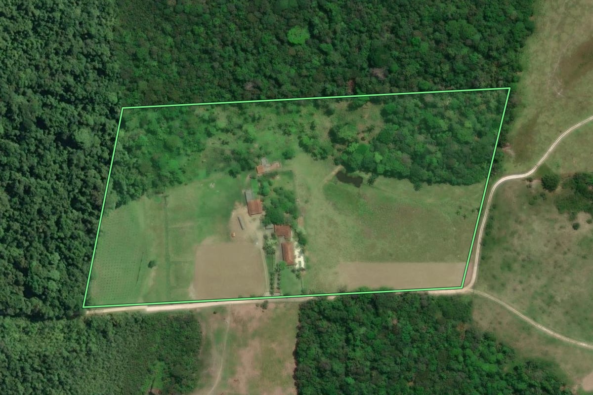 Imagem de satélite do imóvel rural em Pariquera-Açu (SP), com o contorno declarado no CAR desenhado por cima.