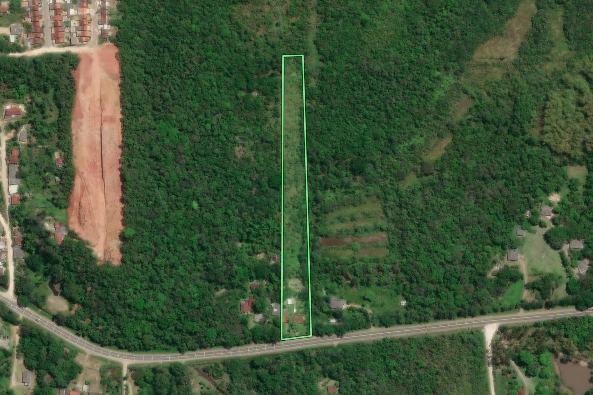 Imagem de satélite do imóvel rural em Pariquera-Açu (SP), com o contorno declarado no CAR desenhado por cima.