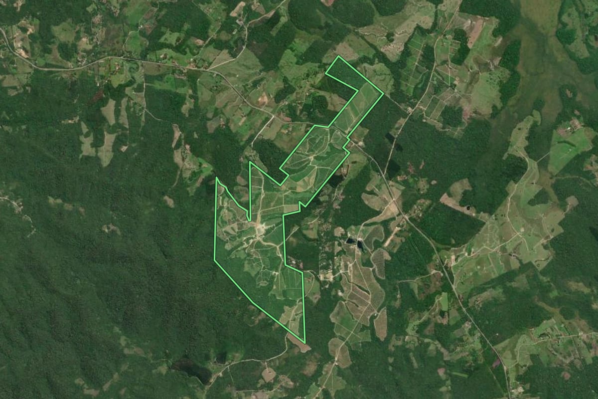 Imagem de satélite do imóvel rural em Pariquera-Açu (SP), com o contorno declarado no CAR desenhado por cima.