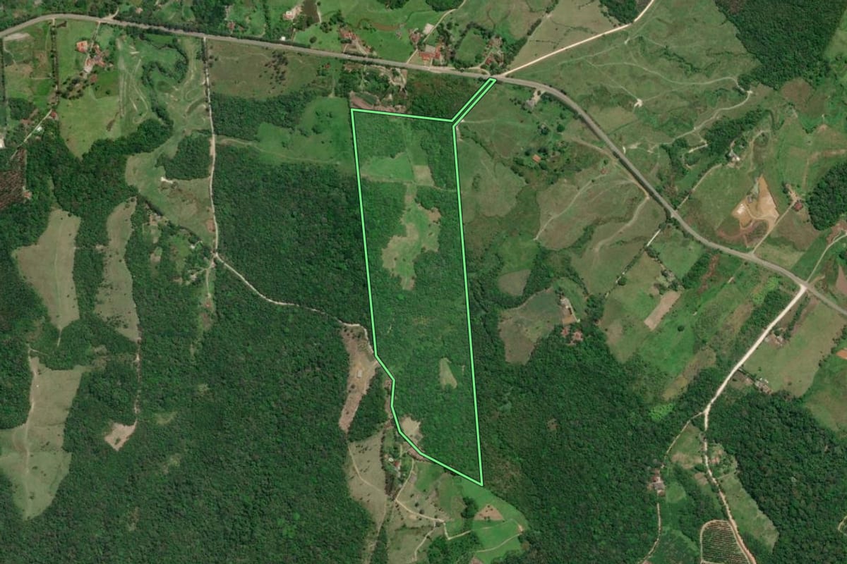 Imagem de satélite do imóvel rural em Pariquera-Açu (SP), com o contorno declarado no CAR desenhado por cima.