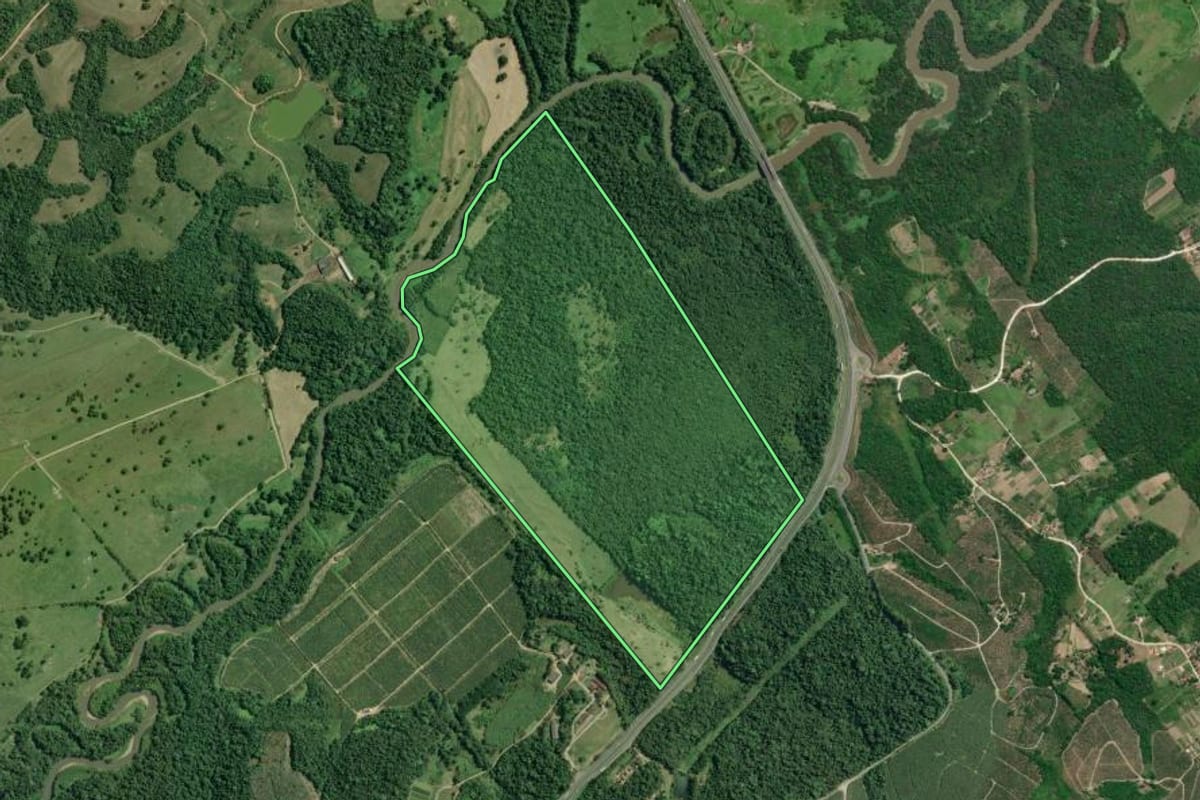 Imagem de satélite do imóvel rural em Pariquera-Açu (SP), com o contorno declarado no CAR desenhado por cima.