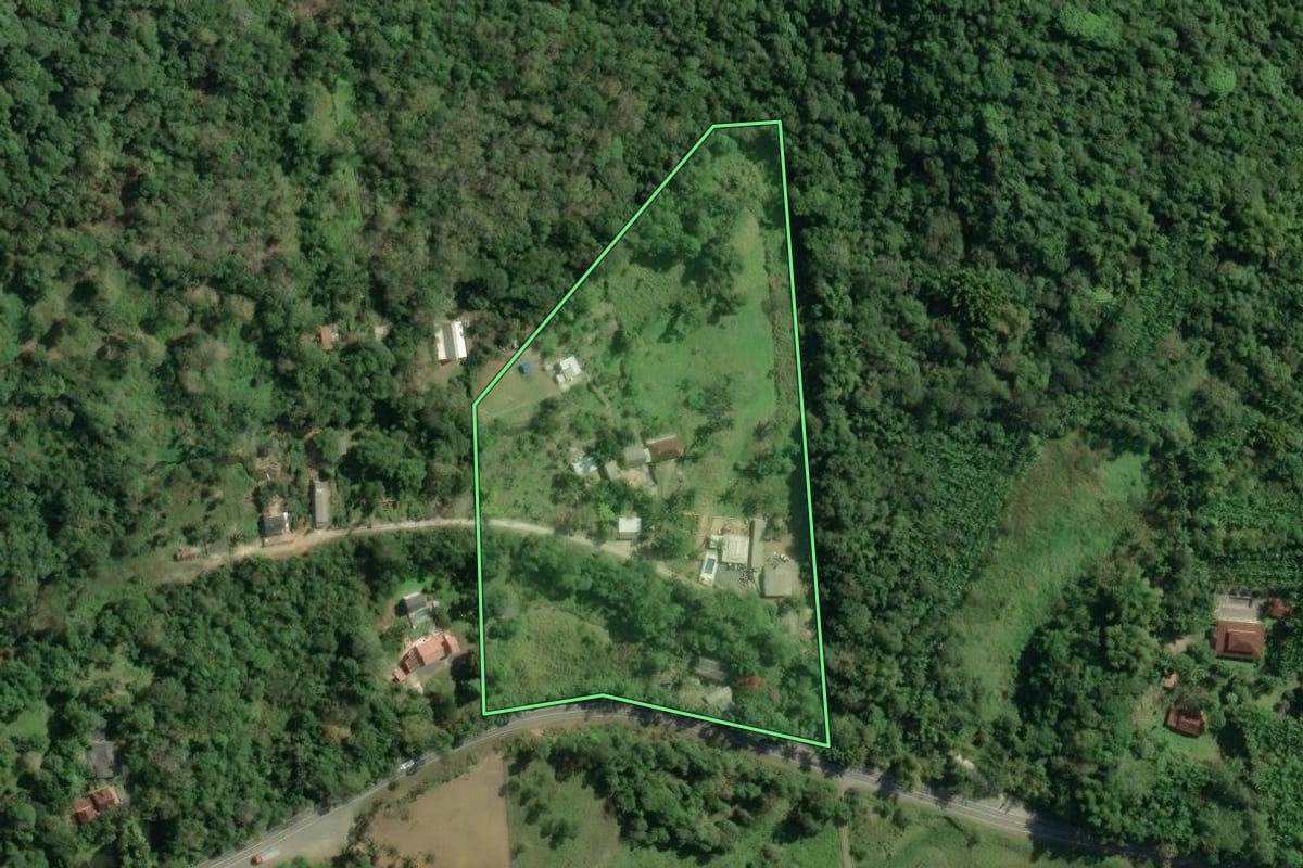 Imagem de satélite do imóvel rural em Pariquera-Açu (SP), com o contorno declarado no CAR desenhado por cima.