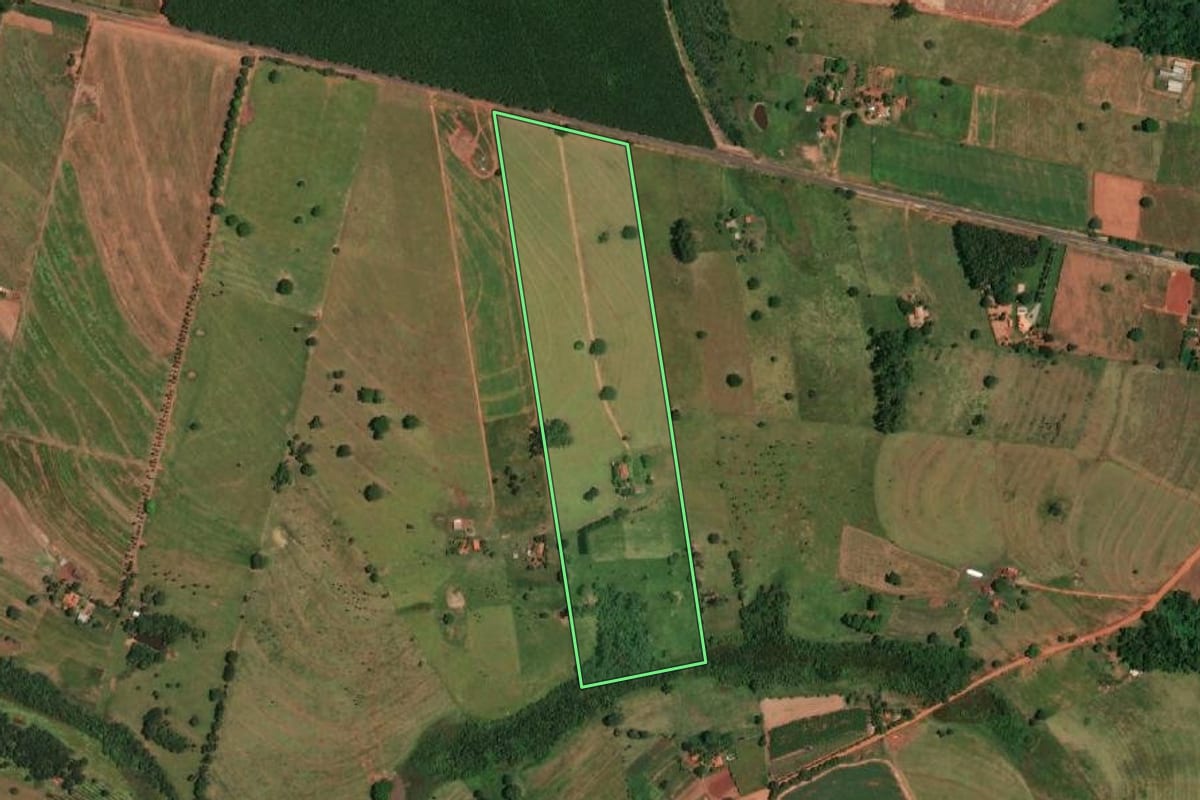 Imagem de satélite do imóvel rural em Parisi (SP), com o contorno declarado no CAR desenhado por cima.