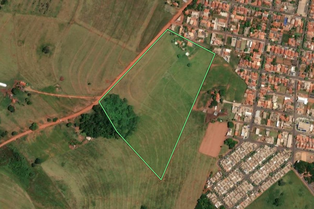 Imagem de satélite do imóvel rural em Parisi (SP), com o contorno declarado no CAR desenhado por cima.