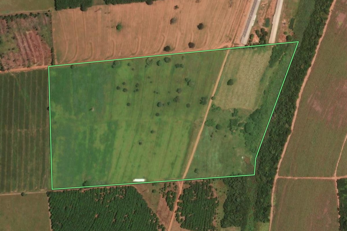 Imagem de satélite do imóvel rural em Parisi (SP), com o contorno declarado no CAR desenhado por cima.