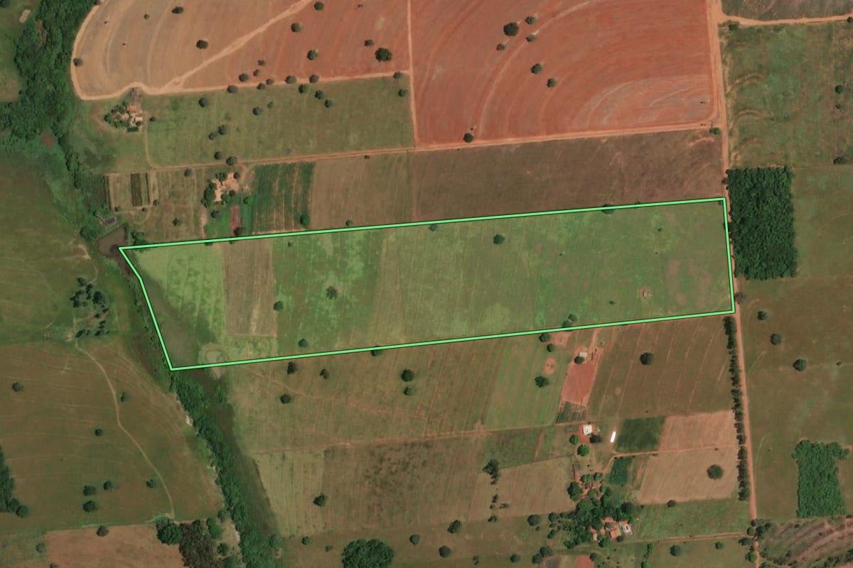 Imagem de satélite do imóvel rural em Parisi (SP), com o contorno declarado no CAR desenhado por cima.