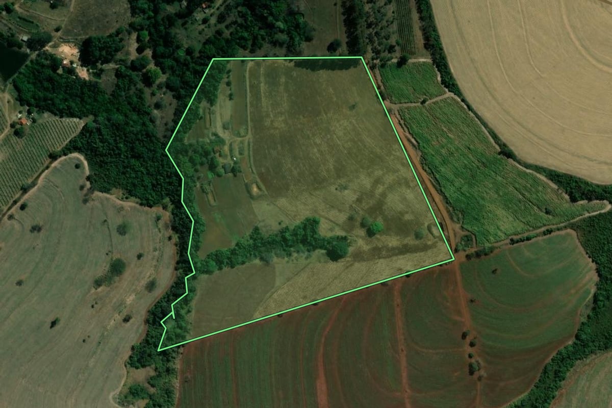 Imagem de satélite do imóvel rural em Patrocínio Paulista (SP), com o contorno declarado no CAR desenhado por cima.