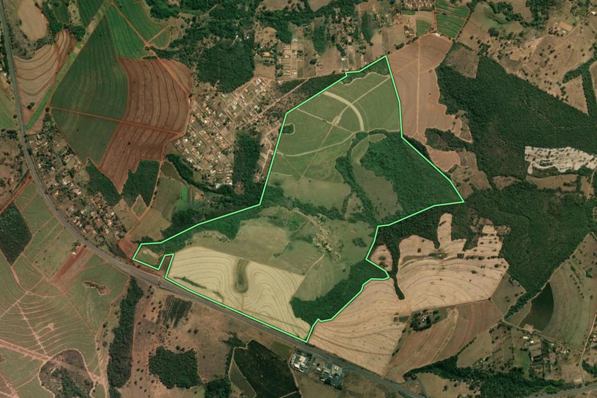 Imagem de satélite do imóvel rural em Patrocínio Paulista (SP), com o contorno declarado no CAR desenhado por cima.