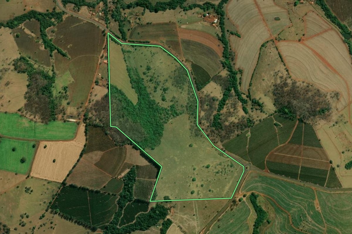 Imagem de satélite do imóvel rural em Patrocínio Paulista (SP), com o contorno declarado no CAR desenhado por cima.