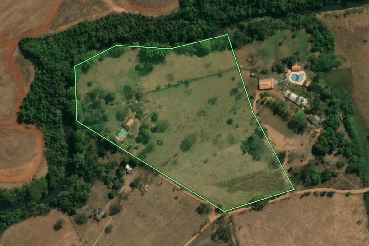 Imagem de satélite do imóvel rural em Patrocínio Paulista (SP), com o contorno declarado no CAR desenhado por cima.