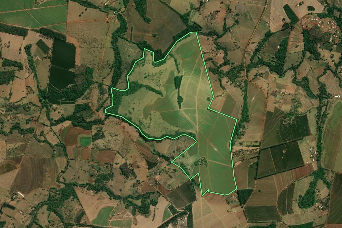 Imagem de satélite do imóvel rural em Patrocínio Paulista (SP), com o contorno declarado no CAR desenhado por cima.