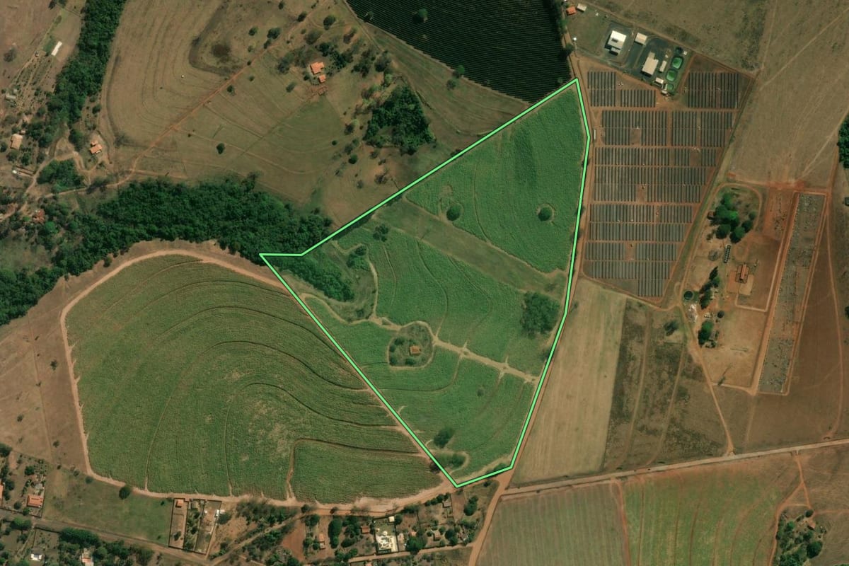 Imagem de satélite do imóvel rural em Patrocínio Paulista (SP), com o contorno declarado no CAR desenhado por cima.