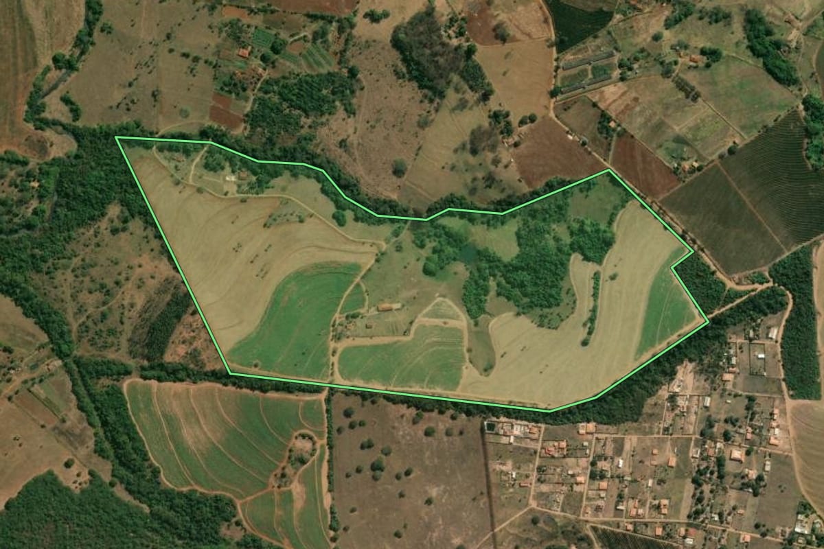 Imagem de satélite do imóvel rural em Patrocínio Paulista (SP), com o contorno declarado no CAR desenhado por cima.