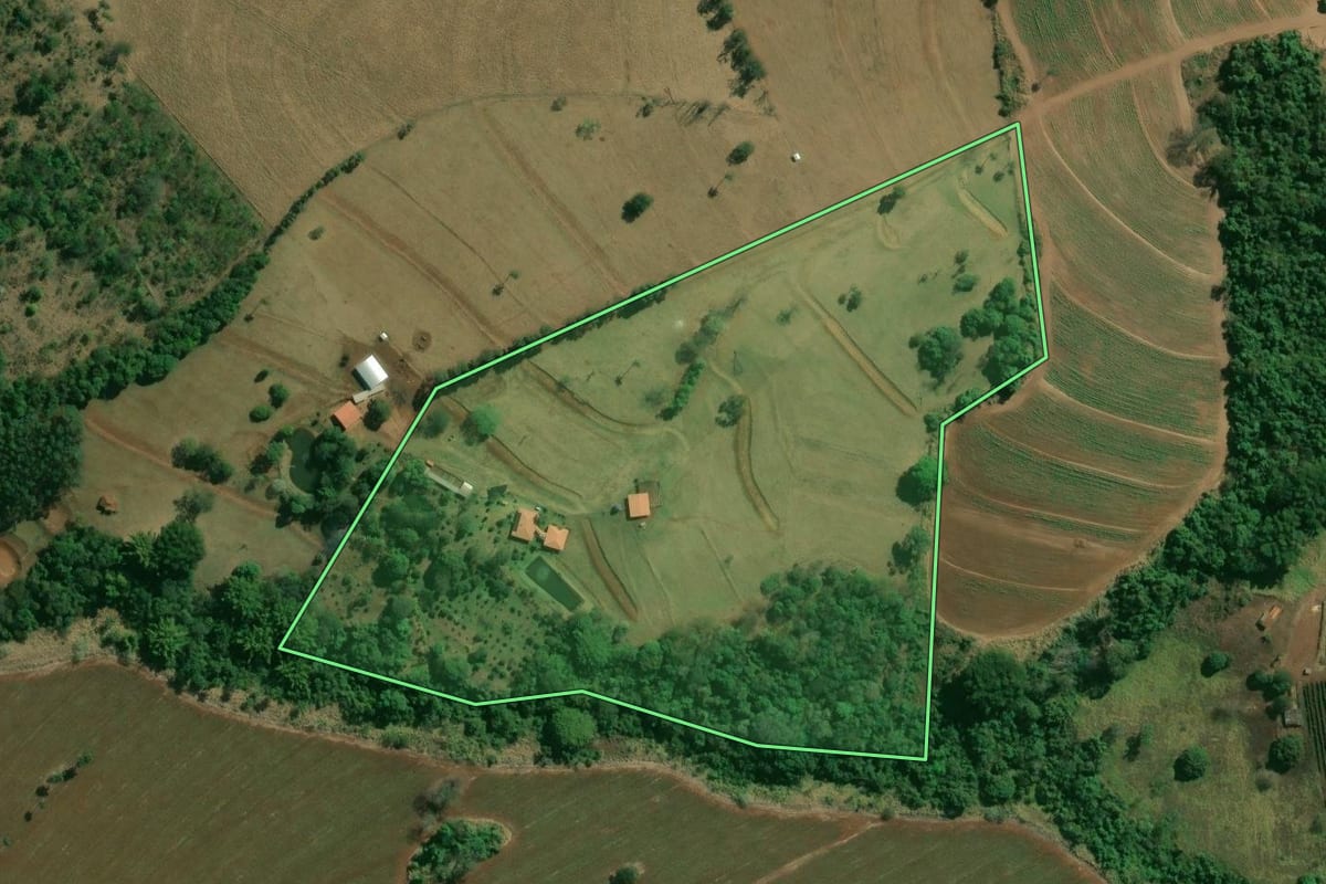 Imagem de satélite do imóvel rural em Patrocínio Paulista (SP), com o contorno declarado no CAR desenhado por cima.