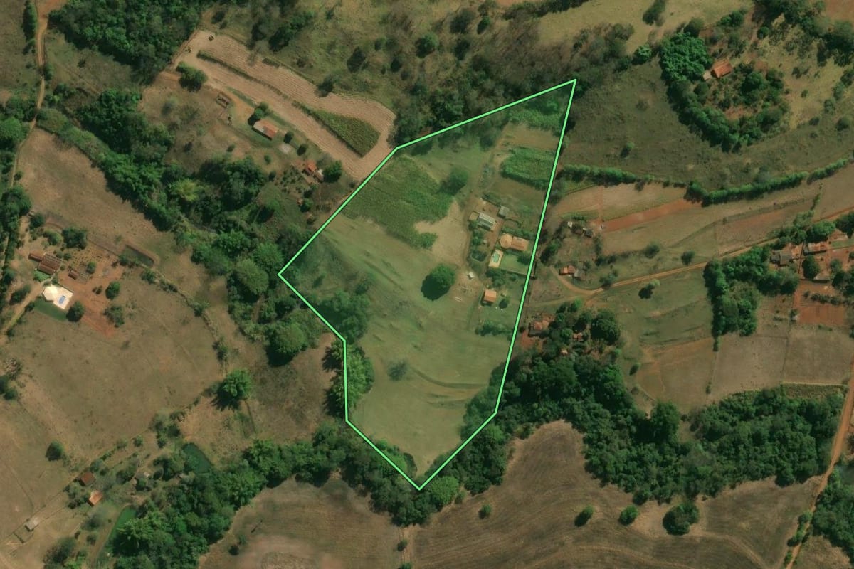 Imagem de satélite do imóvel rural em Patrocínio Paulista (SP), com o contorno declarado no CAR desenhado por cima.