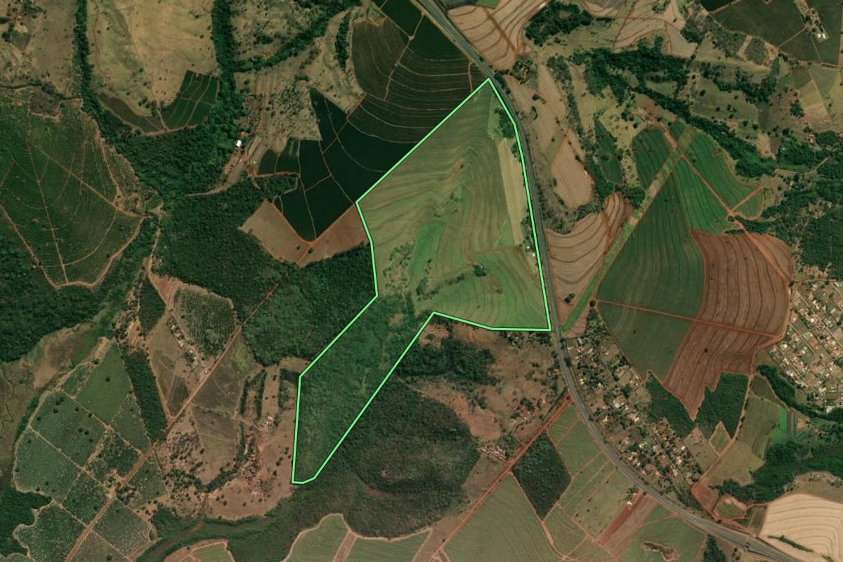 Imagem de satélite do imóvel rural em Patrocínio Paulista (SP), com o contorno declarado no CAR desenhado por cima.