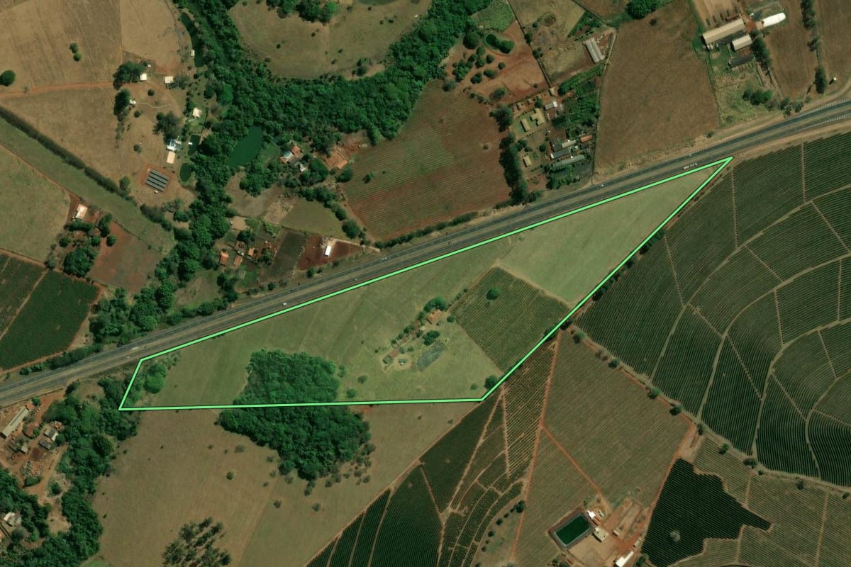 Imagem de satélite do imóvel rural em Patrocínio Paulista (SP), com o contorno declarado no CAR desenhado por cima.