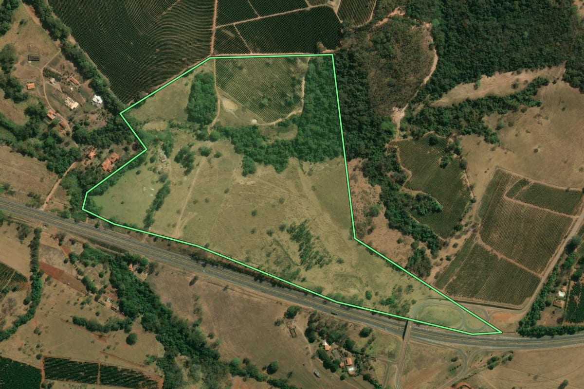 Imagem de satélite do imóvel rural em Patrocínio Paulista (SP), com o contorno declarado no CAR desenhado por cima.
