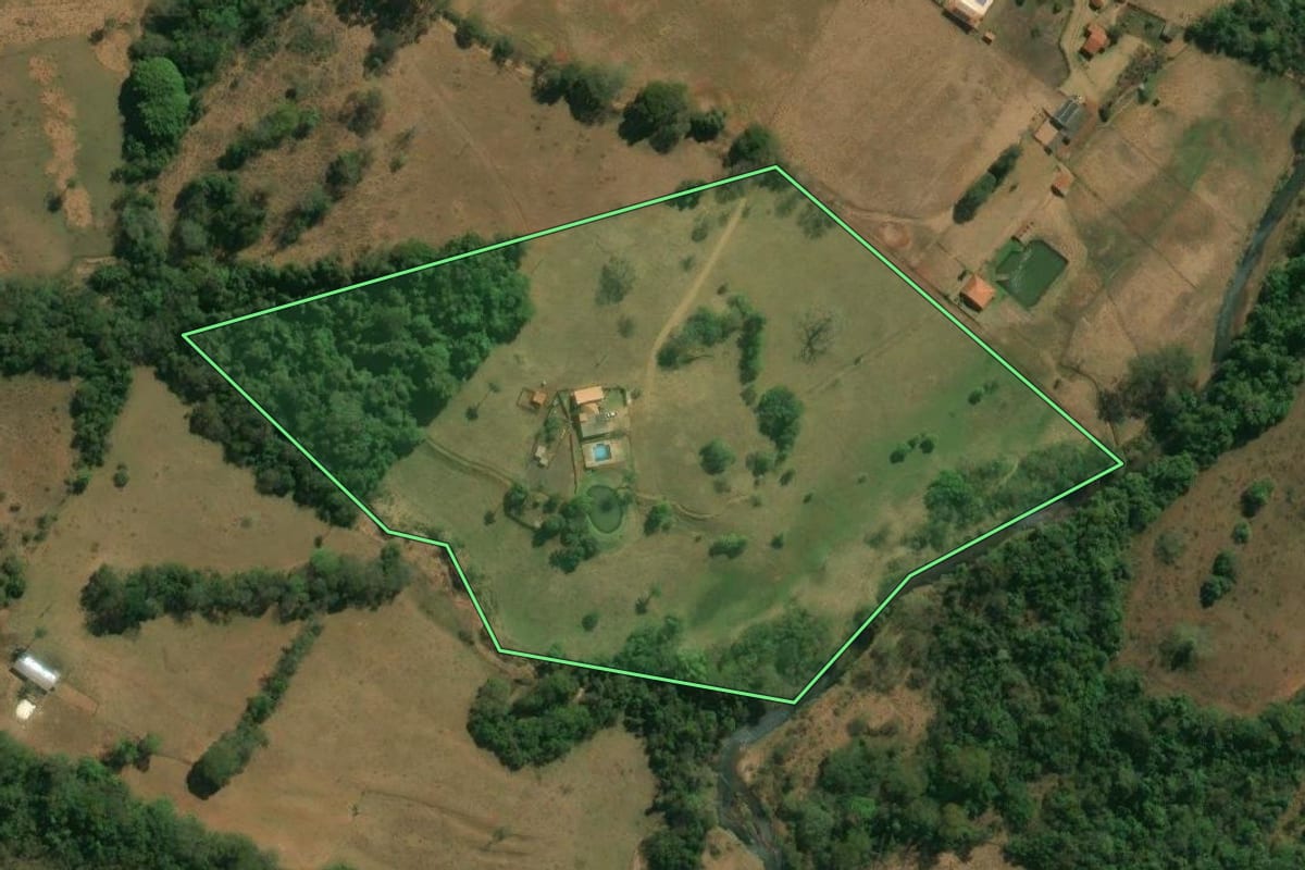 Imagem de satélite do imóvel rural em Patrocínio Paulista (SP), com o contorno declarado no CAR desenhado por cima.