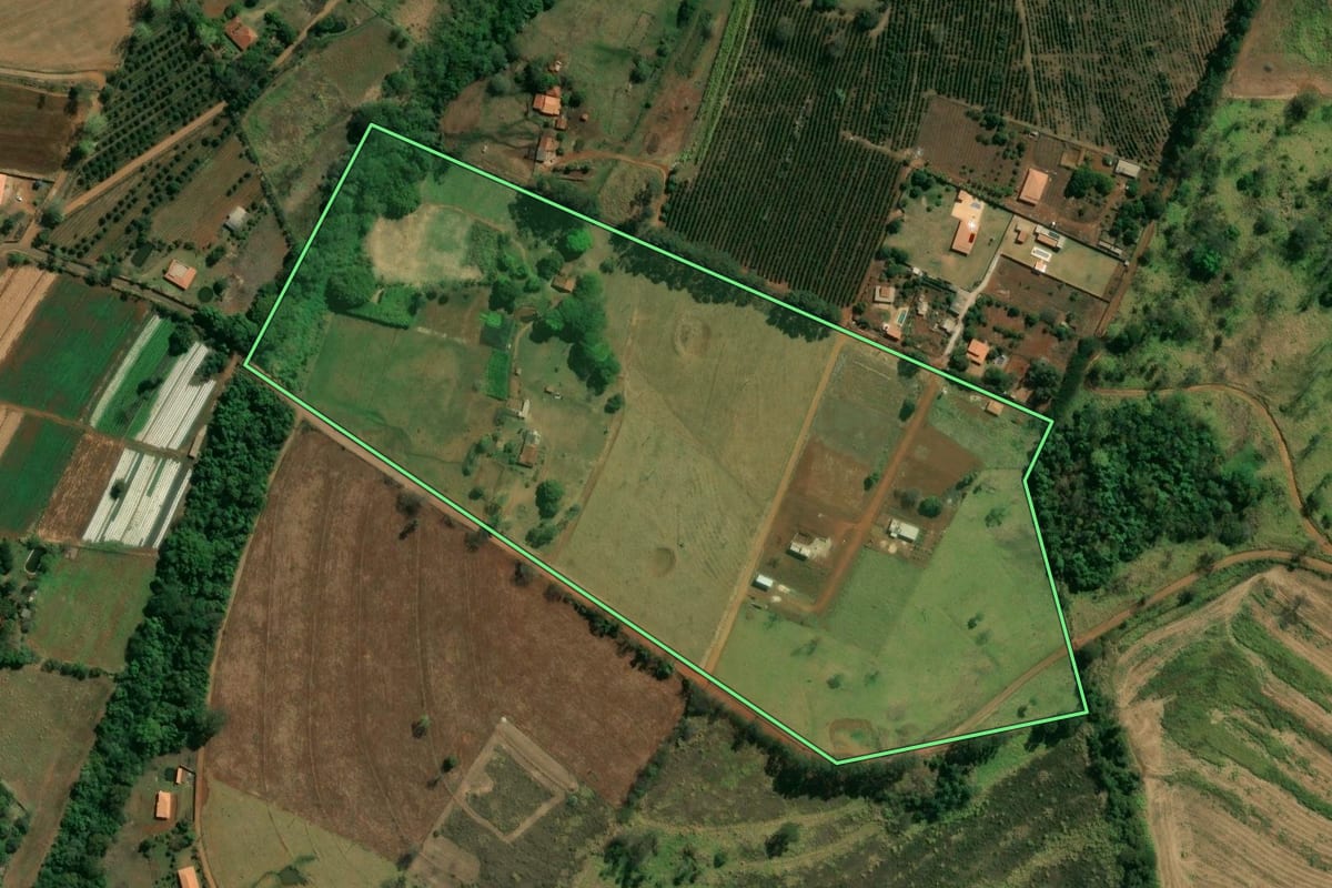 Imagem de satélite do imóvel rural em Patrocínio Paulista (SP), com o contorno declarado no CAR desenhado por cima.
