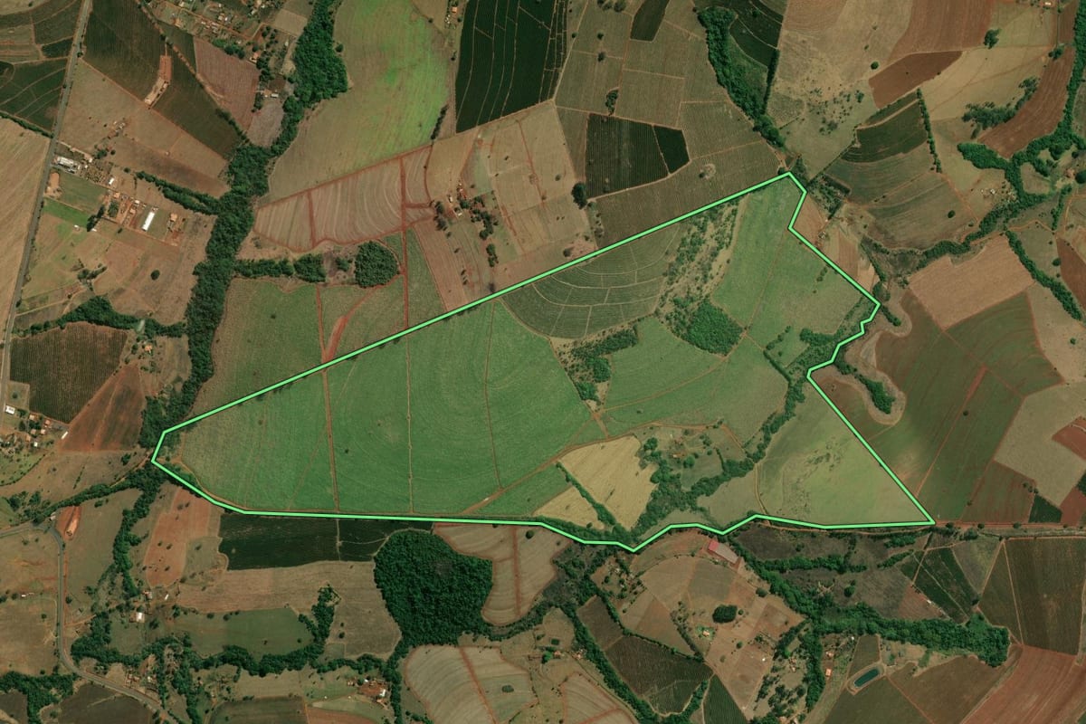 Imagem de satélite do imóvel rural em Patrocínio Paulista (SP), com o contorno declarado no CAR desenhado por cima.