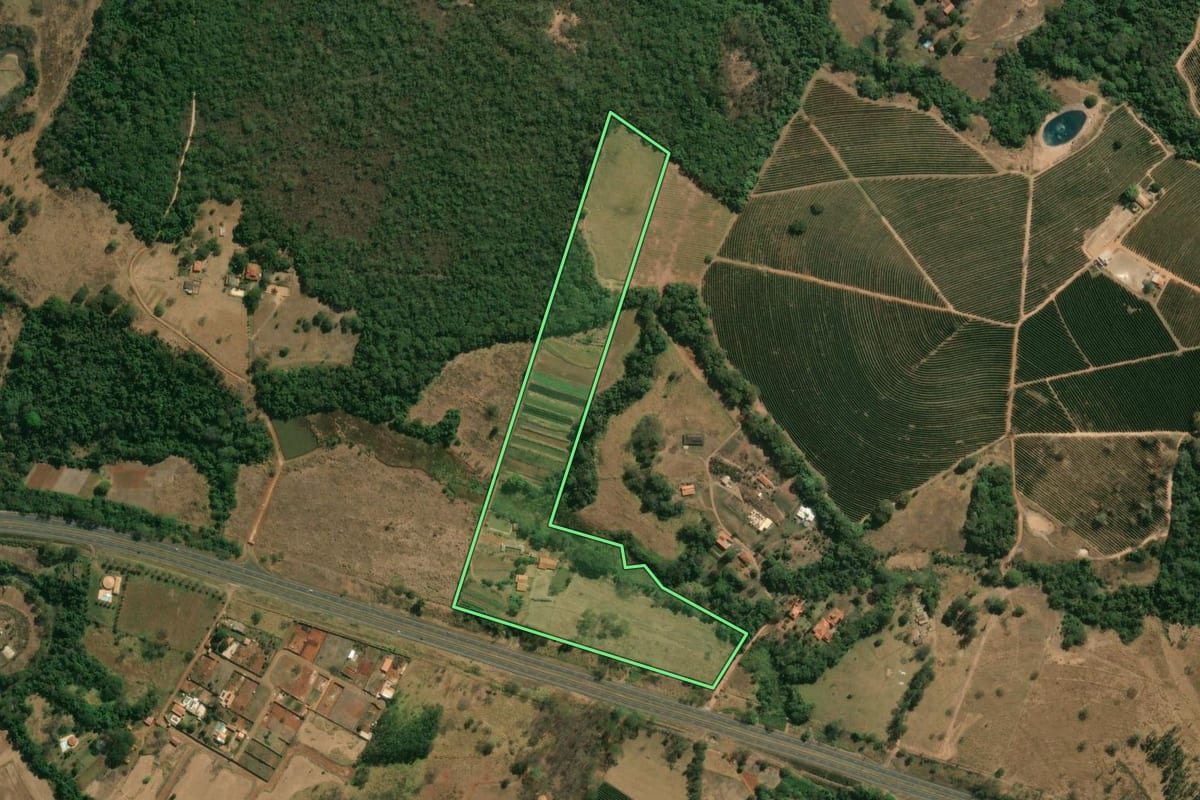 Imagem de satélite do imóvel rural em Patrocínio Paulista (SP), com o contorno declarado no CAR desenhado por cima.