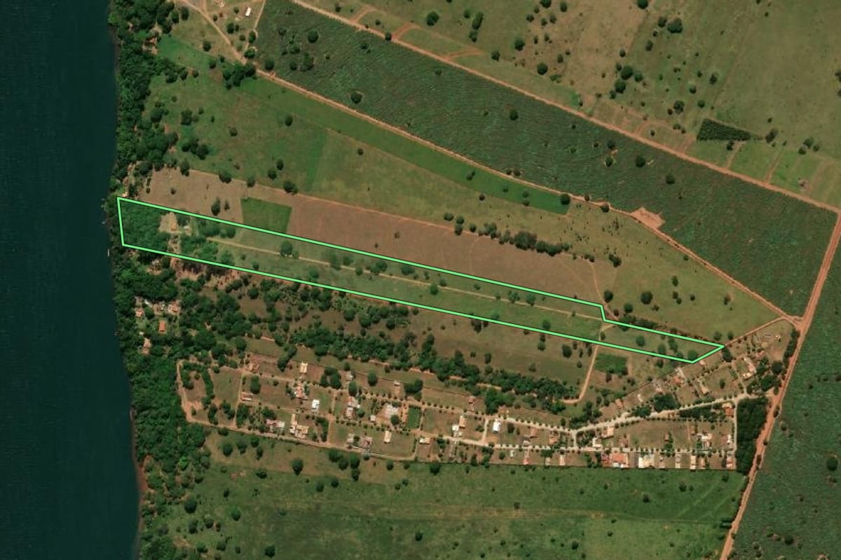 Imagem de satélite do imóvel rural em Paulicéia (SP), com o contorno declarado no CAR desenhado por cima.