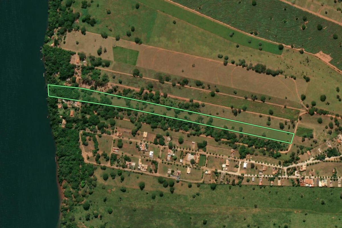 Imagem de satélite do imóvel rural em Paulicéia (SP), com o contorno declarado no CAR desenhado por cima.