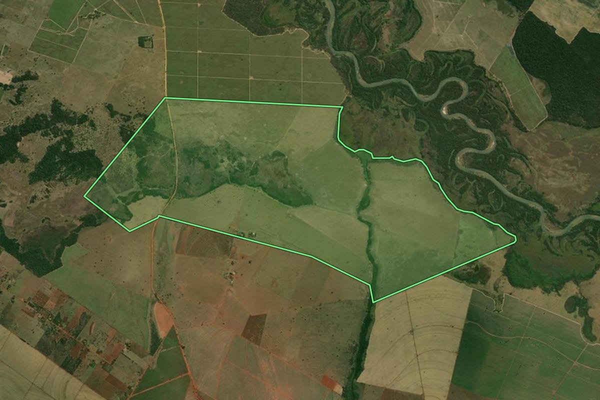 Imagem de satélite do imóvel rural em Paulicéia (SP), com o contorno declarado no CAR desenhado por cima.