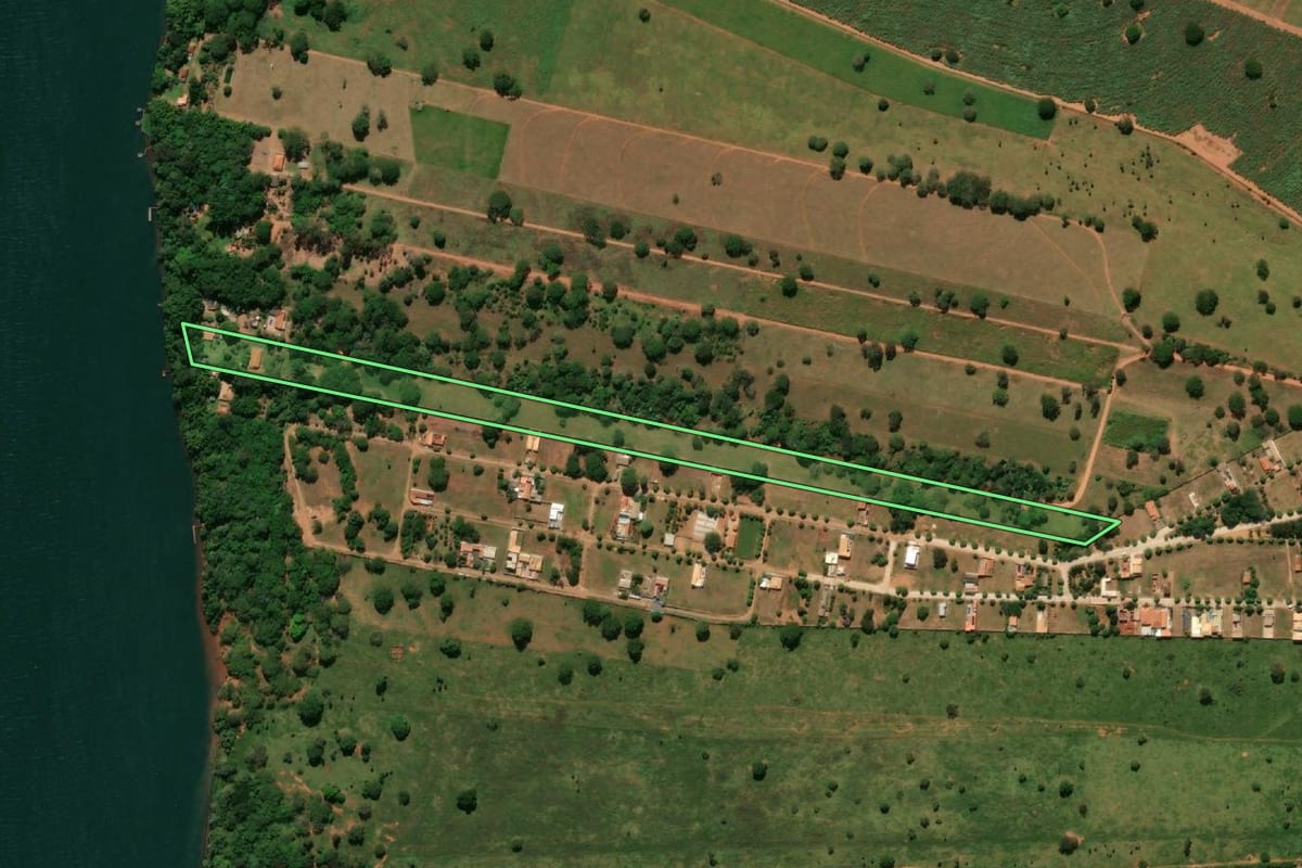 Imagem de satélite do imóvel rural em Paulicéia (SP), com o contorno declarado no CAR desenhado por cima.