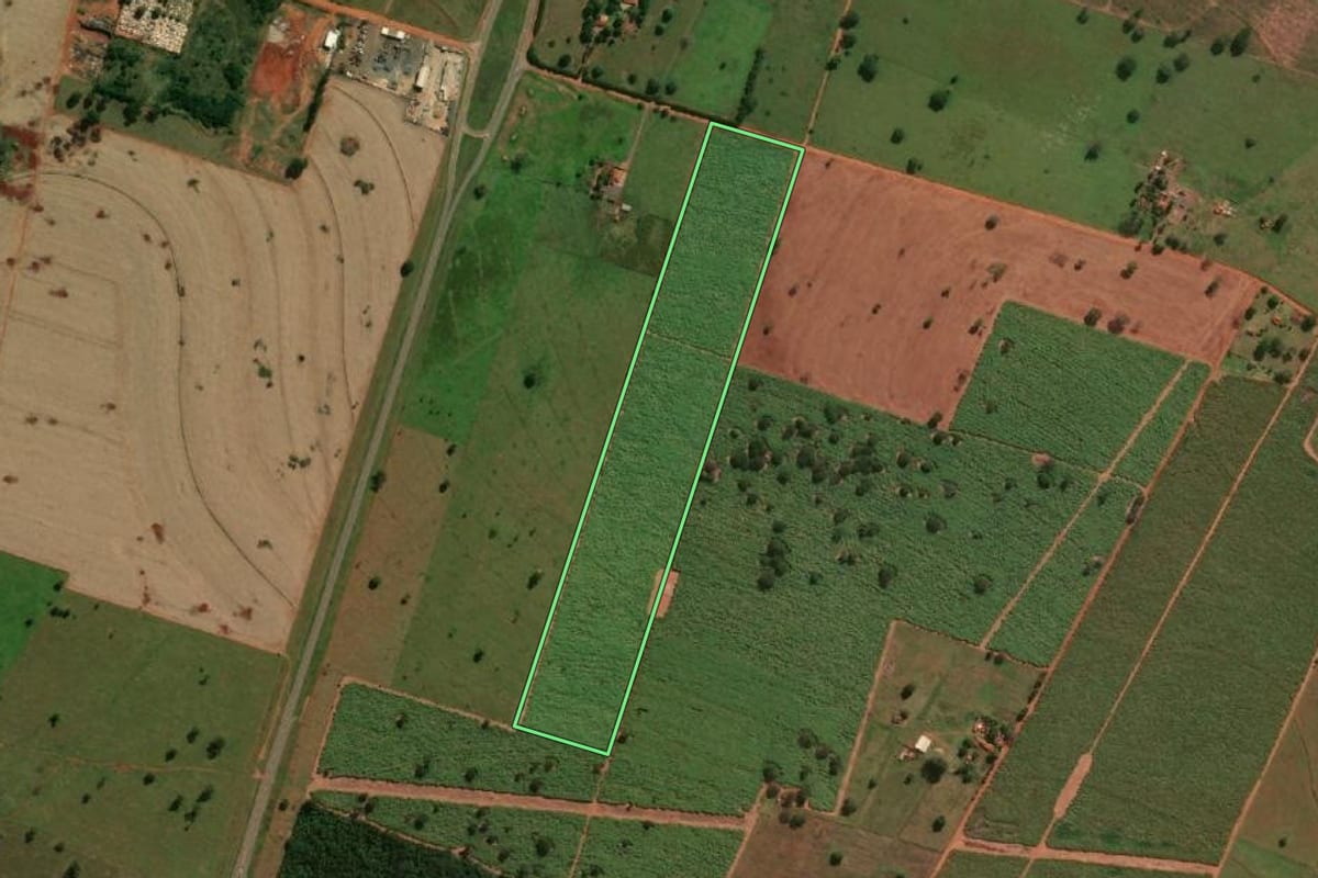 Imagem de satélite do imóvel rural em Paulicéia (SP), com o contorno declarado no CAR desenhado por cima.