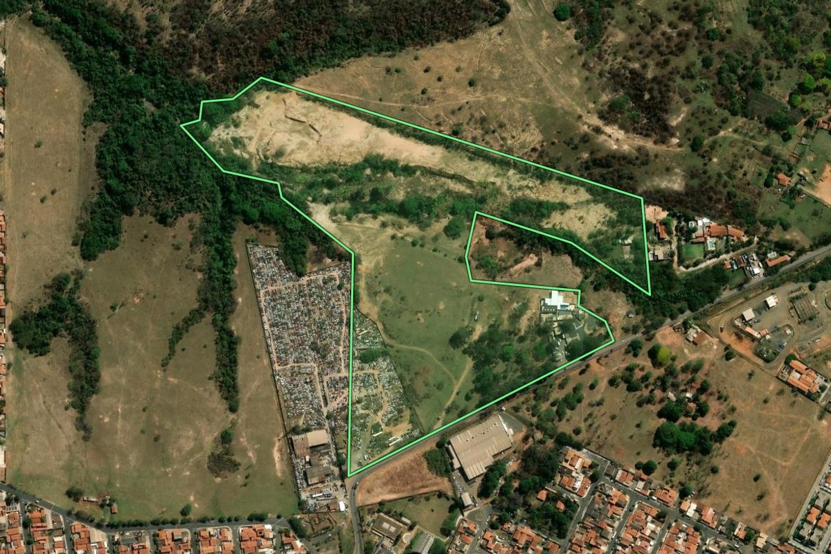 Imagem de satélite do imóvel rural em Paulínia (SP), com o contorno declarado no CAR desenhado por cima.