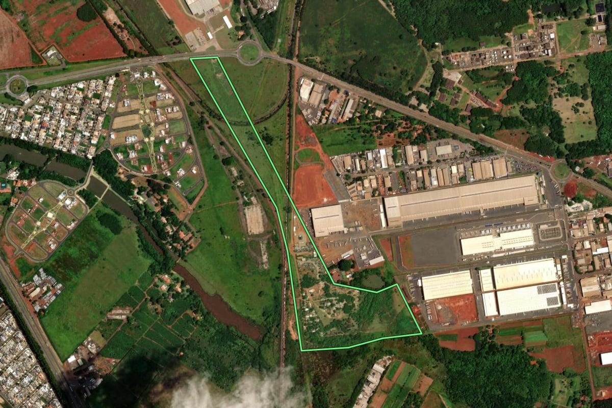 Imagem de satélite do imóvel rural em Paulínia (SP), com o contorno declarado no CAR desenhado por cima.