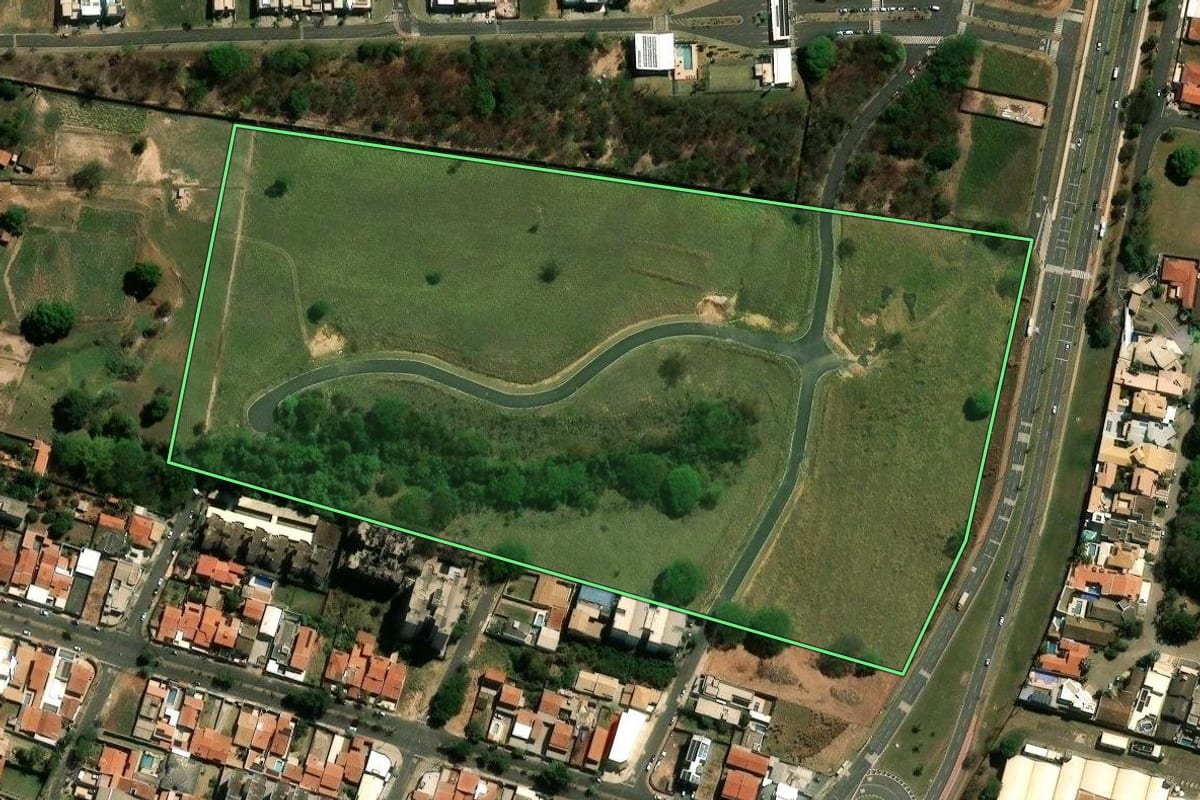 Imagem de satélite do imóvel rural em Paulínia (SP), com o contorno declarado no CAR desenhado por cima.