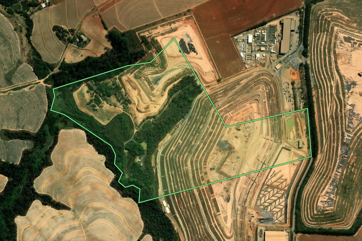 Imagem de satélite do imóvel rural em Paulínia (SP), com o contorno declarado no CAR desenhado por cima.