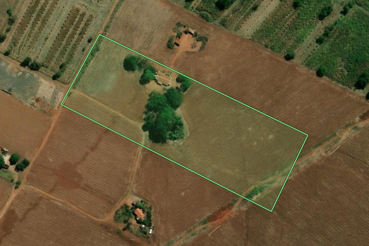Imagem de satélite do imóvel rural em Paulínia (SP), com o contorno declarado no CAR desenhado por cima.