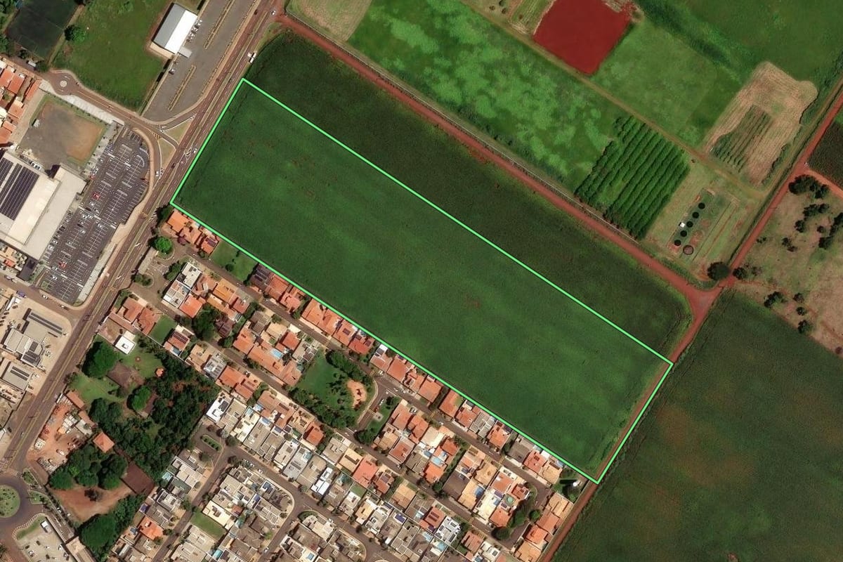 Imagem de satélite do imóvel rural em Paulínia (SP), com o contorno declarado no CAR desenhado por cima.