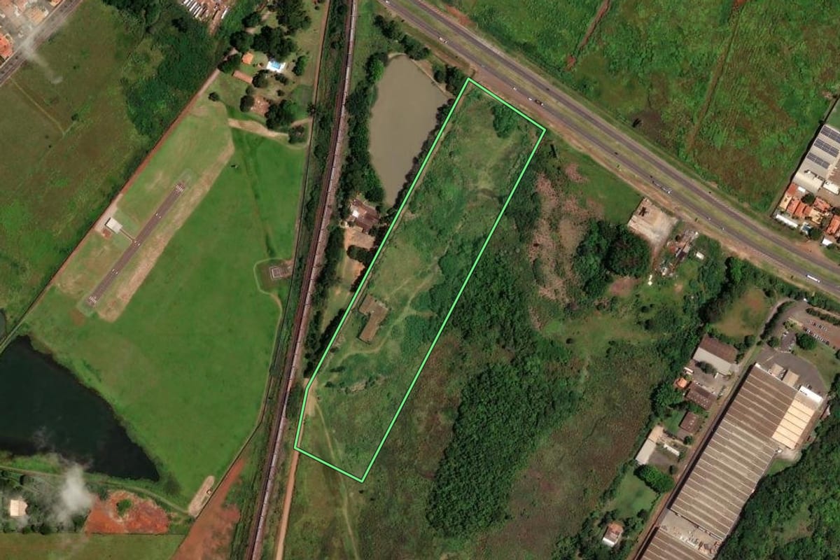 Imagem de satélite do imóvel rural em Paulínia (SP), com o contorno declarado no CAR desenhado por cima.