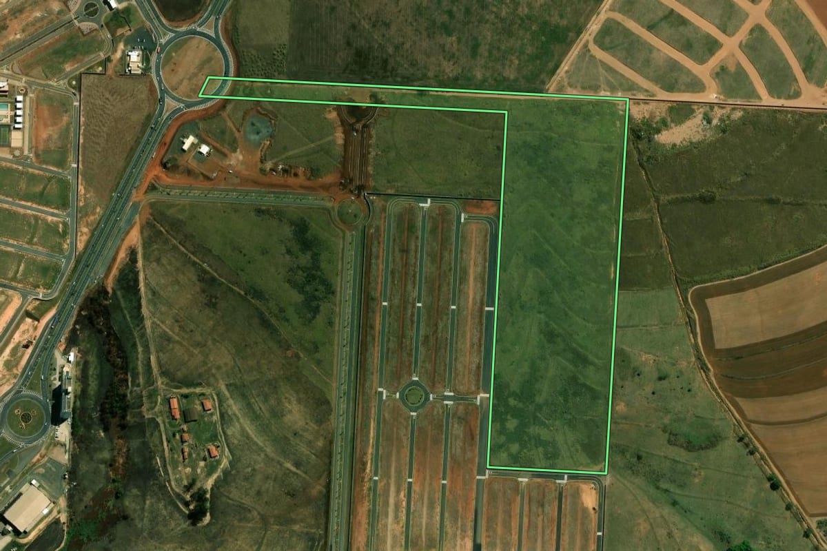 Imagem de satélite do imóvel rural em Paulínia (SP), com o contorno declarado no CAR desenhado por cima.