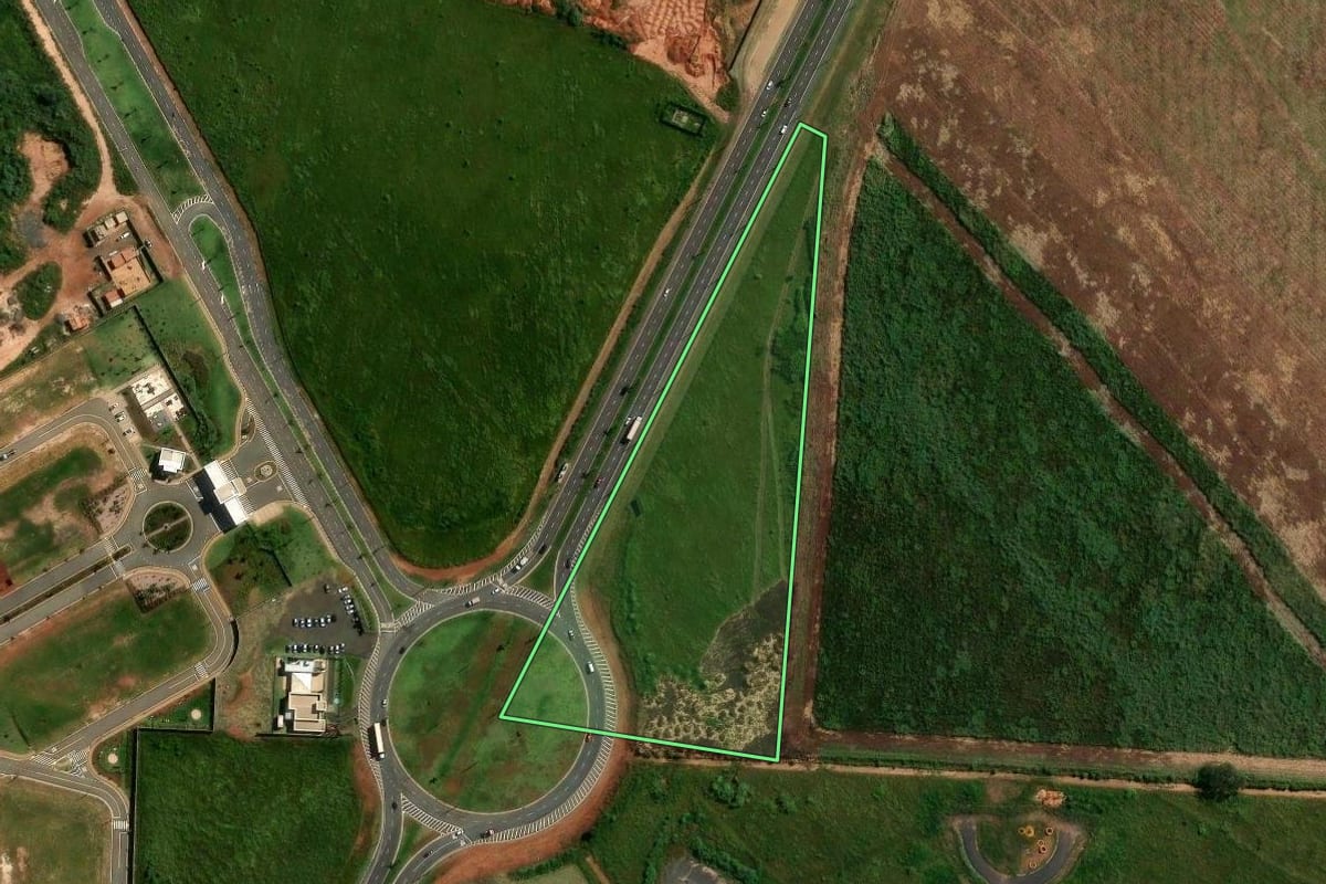 Imagem de satélite do imóvel rural em Paulínia (SP), com o contorno declarado no CAR desenhado por cima.