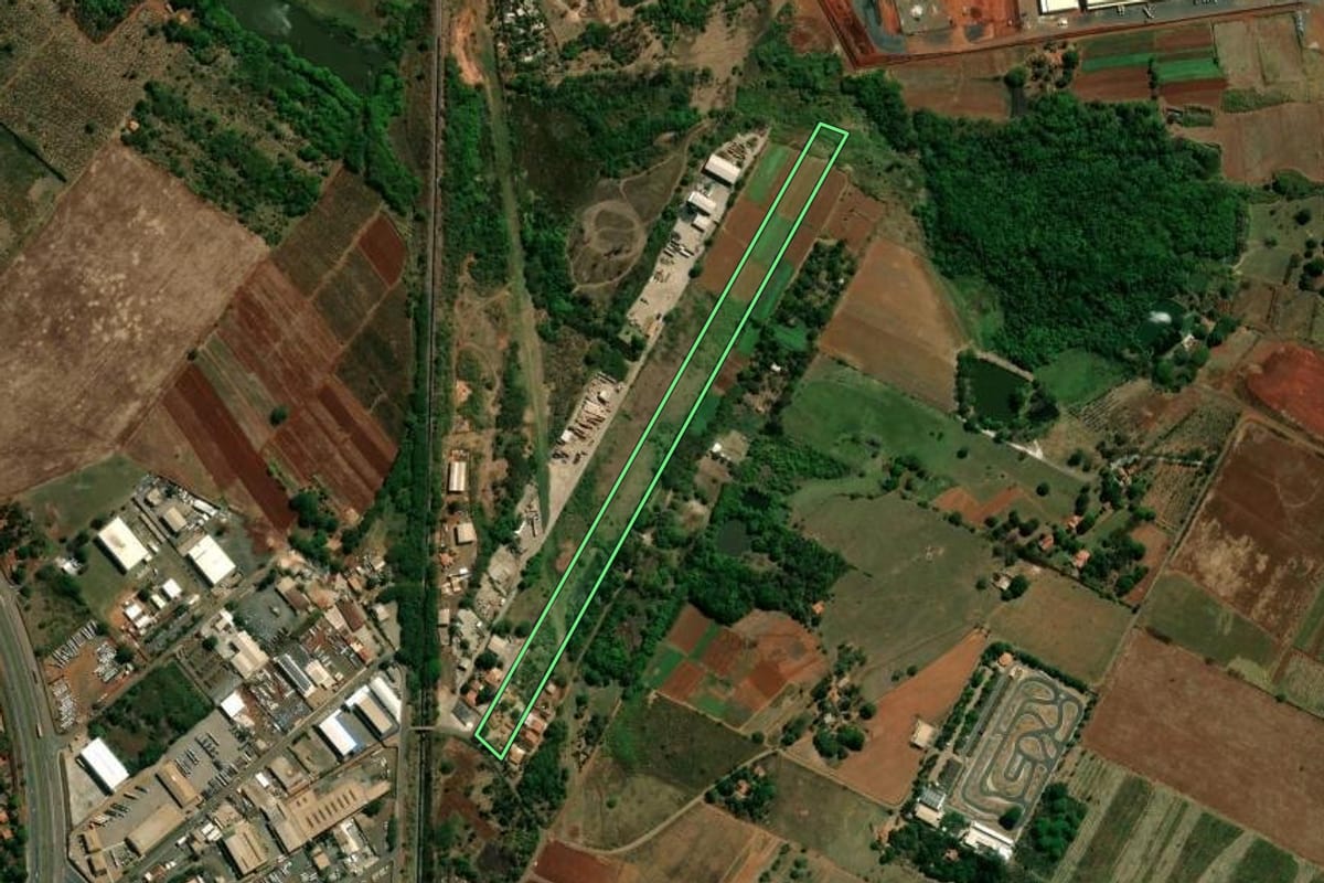 Imagem de satélite do imóvel rural em Paulínia (SP), com o contorno declarado no CAR desenhado por cima.