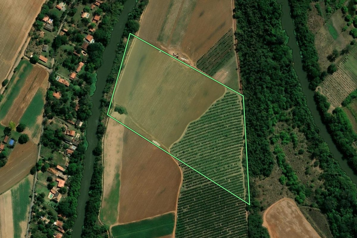 Imagem de satélite do imóvel rural em Paulínia (SP), com o contorno declarado no CAR desenhado por cima.