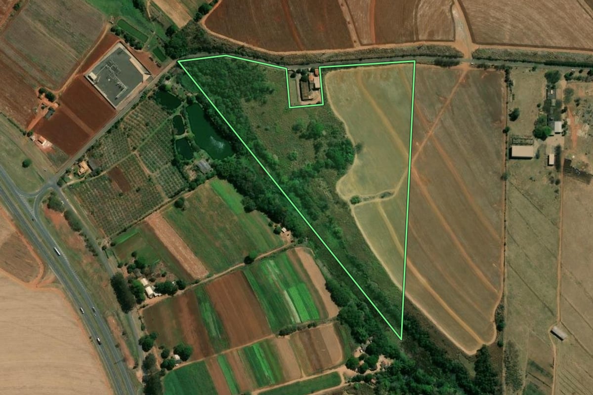 Imagem de satélite do imóvel rural em Paulínia (SP), com o contorno declarado no CAR desenhado por cima.